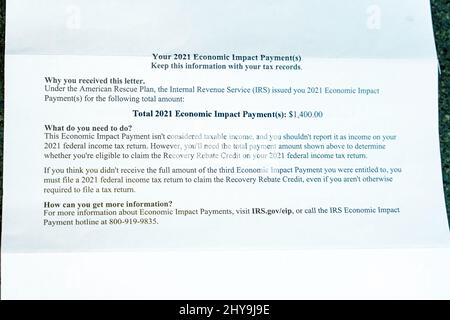 Une lettre à des fins fiscales envoyée à tout américain recevant le troisième plan de relance en 2021, connu sous le nom de paiement d'impact économique pendant la pandémie de cavid. Banque D'Images