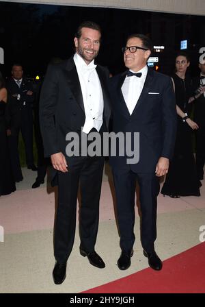 Bradley Cooper et David O. Russell participant au MET Gala 2016 Institut de costume avantage au met célèbre l'ouverture de l'exposition 'Manus x Machina: La mode à l'ère de la technologie' qui se tient au Metropolitan Museum of Art de New York, États-Unis. Banque D'Images