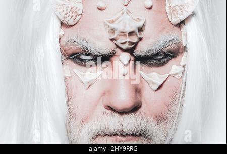 Viking avec une tête à cornes. Tête de démon isolée sur noir. Démon avec des cornes sanglantes sur la tête. Homme mal avec des cornes. Vampire homme avec les yeux blancs. Homme avec un Banque D'Images