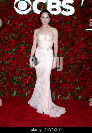 Bebe Neuwirth arrive pour les Tony Awards annuels 70th qui se tiennent au Beacon Theatre de New York le 12 juin 2016. Banque D'Images