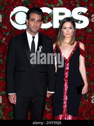 Bobby Cannavale et Rose Byrne assistent aux Tony Awards 70th à New York. Banque D'Images