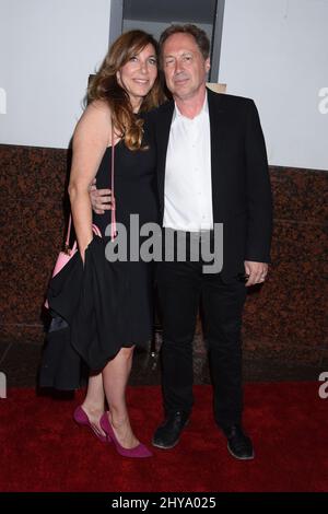 Mark Isham et Donna Isham assistaient à la première de 'Septembers of Shiraz' à Los Angeles. Banque D'Images