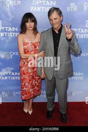 Kathryn Hahn, Vigo Mortensen arrivant pour la première Captain Fantastic qui s'est tenue au Harmony Gold Theatre, Los Angeles, juin 28th 2016. Banque D'Images