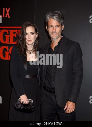 Winona Ryder et Scott Mackinlay Hahn assistent à la première de saison des choses étranges de Netflix à Los Angeles, en Californie. Banque D'Images
