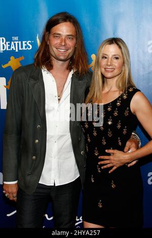 Christopher Backus, Mira Sorvino participant à la célébration de l'ANNIVERSAIRE de l'AMOUR des Beatles 10th à Las Vegas Banque D'Images