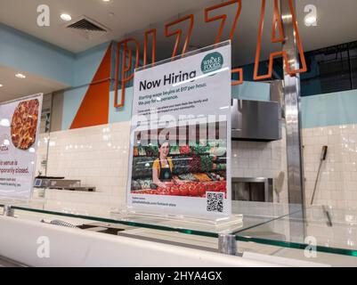 Kirkland, WA États-Unis - vers février 2022 : vue inclinée d'une affiche « nous embauchons » à la station alimentaire Whole Foods à l'intérieur de l'épicerie. Banque D'Images