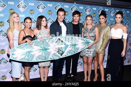 Sasha Pieterse, Janel Parrish, Lucy Hale, Tyler Blackburn, Ashley Benson, Shay Mitchell et Toian Bellisario dans la salle de presse des prix Teen Choice Awards 2016 qui se tiennent au Forum Banque D'Images