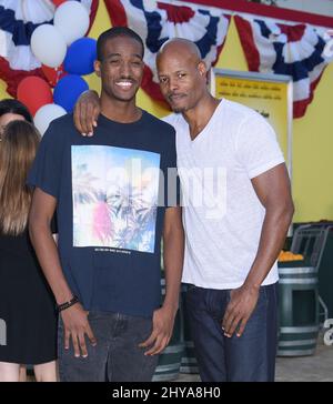 Keenen Ivory Wayans et Keenen Ivory Wayans Jr. Participant à la première mondiale du Sausage Party qui s'est tenue au Village Theatre de Los Angeles, CA, États-Unis, le 9 août 2016. Banque D'Images