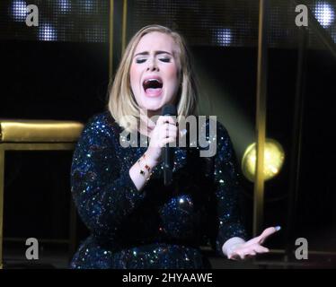 Adele se produit lors de sa tournée mondiale 25 au Staples Center de Los Angeles, en Californie. Banque D'Images