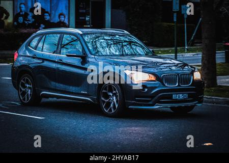 Gros plan sur un véhicule BMW SUV en mouvement en Australie Banque D'Images
