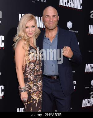 Mindy Robinson et Randy Couture assistent à la première de Mechanic: Resoration, qui s'est tenue aux cinémas ArcLight de Los Angeles, en Californie. Banque D'Images