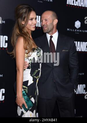 Jessica Alba et Jason Statham assistent à la première de Mechanic: Resurrection, qui s'est tenue aux cinémas ArcLight de Los Angeles, en Californie. Banque D'Images