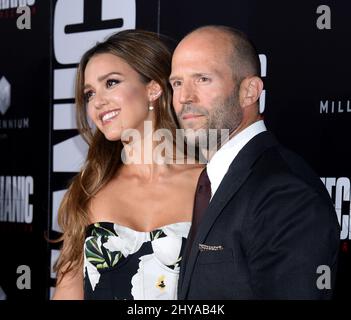 Jessica Alba et Jason Statham assistent à la première de Mechanic: Resurrection, qui s'est tenue aux cinémas ArcLight de Los Angeles, en Californie. Banque D'Images