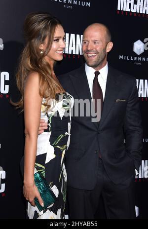 Jessica Alba et Jason Statham assistent à la première de Mechanic: Resurrection, qui s'est tenue aux cinémas ArcLight de Los Angeles, en Californie. Banque D'Images