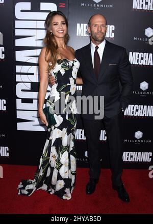 Jessica Alba et Jason Statham assistent à la première de Mechanic: Resurrection, qui s'est tenue aux cinémas ArcLight de Los Angeles, en Californie. Banque D'Images