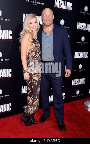 Mindy Robinson et Randy Couture assistent à la première de Mechanic: Resoration, qui s'est tenue aux cinémas ArcLight de Los Angeles, en Californie. Banque D'Images