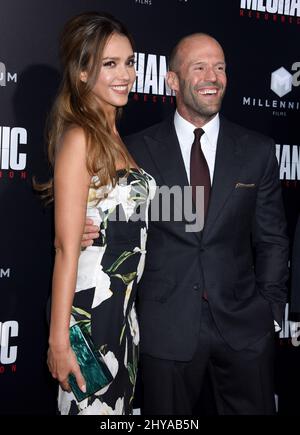 Jessica Alba et Jason Statham assistent à la première de Mechanic: Resurrection, qui s'est tenue aux cinémas ArcLight de Los Angeles, en Californie. Banque D'Images