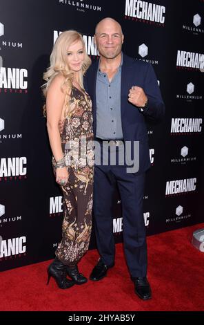 Mindy Robinson et Randy Couture assistent à la première de Mechanic: Resoration, qui s'est tenue aux cinémas ArcLight de Los Angeles, en Californie. Banque D'Images