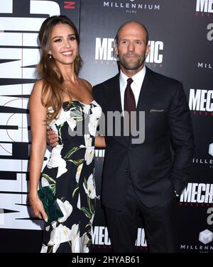 Jessica Alba et Jason Statham assistent à la première de Mechanic: Resurrection, qui s'est tenue aux cinémas ArcLight de Los Angeles, en Californie. Banque D'Images