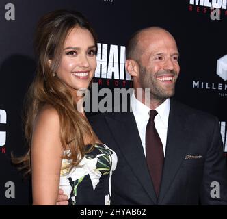 Jessica Alba et Jason Statham assistent à la première de Mechanic: Resurrection, qui s'est tenue aux cinémas ArcLight de Los Angeles, en Californie. Banque D'Images