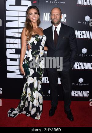 Jessica Alba et Jason Statham assistent à la première de Mechanic: Resurrection, qui s'est tenue aux cinémas ArcLight de Los Angeles, en Californie. Banque D'Images