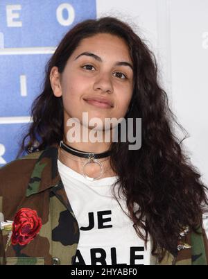 Alessia Cara arrive pour les MTV Video Music Awards 2016, Madison Square Garden, New York, 28th août 2016. Banque D'Images