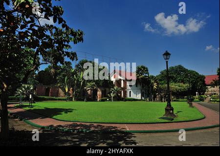 Plaza de Armas, un espace ouvert à l'intérieur du fort historique de Santiago dans le quartier de la vieille ville d'Intramuros à Manille, Philippines. Banque D'Images