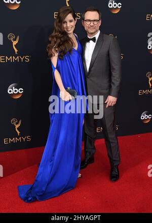 Christian Slater et Brittany Lopez arrivent pour les Primetime Emmy Awards 68th le dimanche septembre. 18, 2016, au Microsoft Theatre de Los Angeles. Banque D'Images