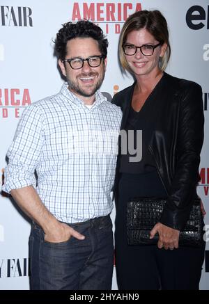 JJ Abrams et Katie McGrath participent à la première de Los Angeles 'America Divided' qui a eu lieu au Hammer Museum Billy Wilder Theatre Banque D'Images