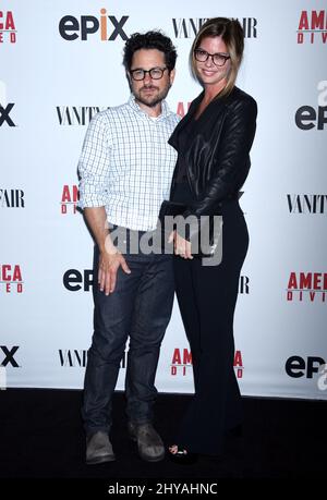 JJ Abrams et Katie McGrath participent à la première de Los Angeles 'America Divided' qui a eu lieu au Hammer Museum Billy Wilder Theatre Banque D'Images