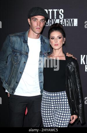 Shenae Grimes et Josh Beech arrivent pour l'événement de tapis noir 2016 de Knott's Scary Farm, qui s'est tenu à Knott's Berry Farm, Los Angeles, en septembre 30th 2016. Banque D'Images