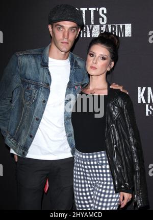 Shenae Grimes et Josh Beech arrivent pour l'événement de tapis noir 2016 de Knott's Scary Farm, qui s'est tenu à Knott's Berry Farm, Los Angeles, en septembre 30th 2016. Banque D'Images