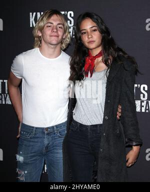 Ross Lynch et Courtney Eaton arrivent pour l'événement de tapis noir 2016 de Knott's Scary Farm, qui s'est tenu à Knott's Berry Farm, Los Angeles, en septembre 30th 2016. Banque D'Images