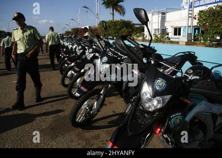 Des fonctionnaires de la police municipale de la ville de San Francisco Venezuela, reçoivent aujourd'hui, lundi, mars 14. Nouvelle fourniture de matériel du maire de la municipalité Gustavo Fernández, composé de 50 motos de grande capacité, 20 bicyclettes, uniformes, casques et bottes. Cet équipement permettra aux agents de sécurité de disposer d'un moyen de transport pour effectuer des travaux de patrouille. L'importance d'équiper la police municipale pour compléter l'action des forces armées pour les actions de sécurité des citoyens en cas d'événement éventuel. (Photo de Humberto Mateus/Sipa USA) Banque D'Images