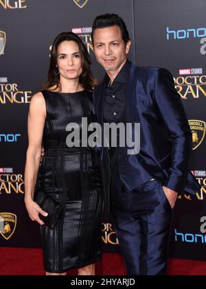 Benjamin Bratt et Talisa Soto assistent à la première de Disney et Marvel Studios 'Doctor Strange' au théâtre El Capitan le 20 octobre 2016 à Los Angeles, CA, USA. Banque D'Images