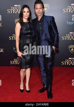 Benjamin Bratt et Talisa Soto assistent à la première de Disney et Marvel Studios 'Doctor Strange' au théâtre El Capitan le 20 octobre 2016 à Los Angeles, CA, USA. Banque D'Images