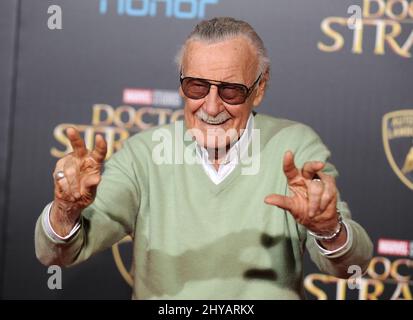 Stan Lee participe à la première de « Doctor Strange » de Disney et Marvel Studios au théâtre El Capitan le 20 octobre 2016 à Los Angeles, Californie, États-Unis. Banque D'Images