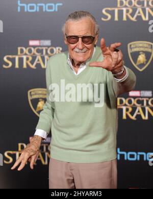 Stan Lee participe à la première de « Doctor Strange » de Disney et Marvel Studios au théâtre El Capitan le 20 octobre 2016 à Los Angeles, Californie, États-Unis. Banque D'Images