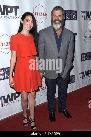 Mel Gibson, Rosalind Ross arrivant pour le World Poker Tournament 'four Kings & an Ace' au profit de Mending Kids International tenu à Citizen, Beverly Hills, Los Angels, le 21st octobre 2016. Banque D'Images