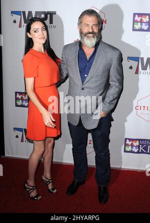 Mel Gibson, Rosalind Ross arrivant pour le World Poker Tournament 'four Kings & an Ace' au profit de Mending Kids International tenu à Citizen, Beverly Hills, Los Angels, le 21st octobre 2016. Banque D'Images