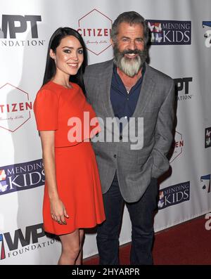 Mel Gibson, Rosalind Ross arrivant pour le World Poker Tournament 'four Kings & an Ace' au profit de Mending Kids International tenu à Citizen, Beverly Hills, Los Angels, le 21st octobre 2016. Banque D'Images