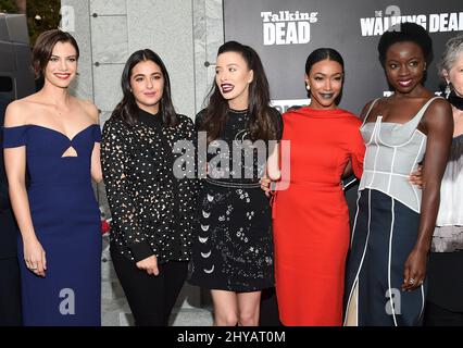 Lauren Cohan, Alanna Masterson, Christian Serratos, Sonequa Martin-Green et Danai Gurira assistent à la conférence « AMC présente une édition spéciale de 90 minutes en direct de « Talking Dead », avec 11 acteurs dans la dernière scène déchirante de la finale de la saison 6 qui s'est tenue au cimetière Hollywood Forever. Banque D'Images