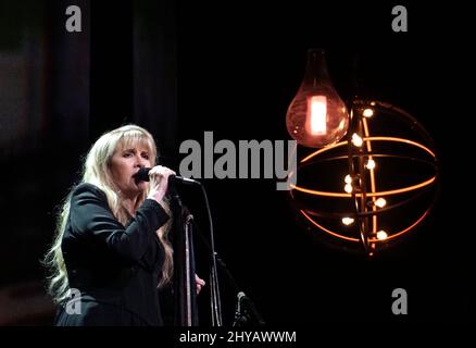 Stevie Nicks se présentant à l'ouverture de Stevie Nicks, fille de sa ville natale, « 24 Carat Gold Tour », avec les prétendants au Talking Stick Arena. Banque D'Images