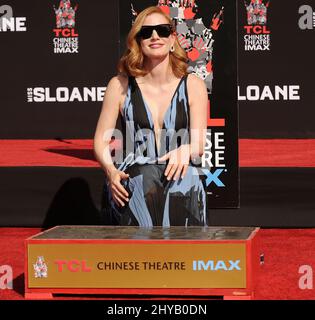 Jessica Chastain pose pour les photographes lors de sa cérémonie de main et empreinte au TCL Chinese Theatre, le jeudi 3 novembre 2016, à Los Angeles. Banque D'Images