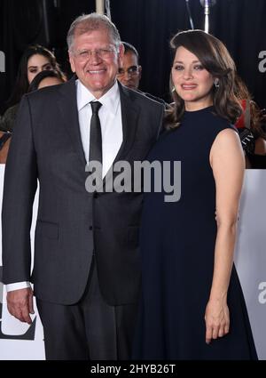 Robert Zemeckis et Marion Cotillard assistent à la première de « Allied » à Los Angeles au Regency Village Theatre le mercredi 9 novembre 2016. Banque D'Images