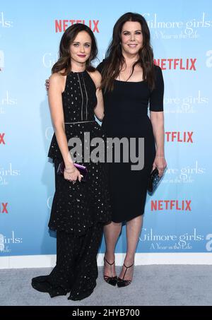 Alexis Bledel et Lauren Graham assistent à la première de Netflix's, « Gilmore Girls: A Year in the Life », au Regency Village Theatre Banque D'Images