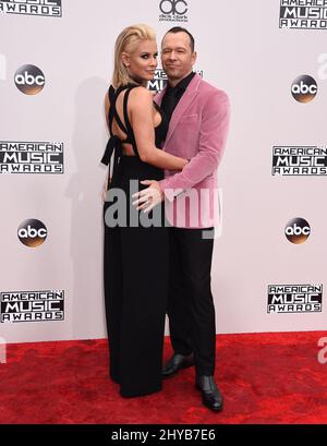 Jenny McCarthy, Donnie Wahlberg arrive pour les American Music Awards 44th qui se tiennent au Microsoft Theatre de Los Angeles, aux États-Unis Banque D'Images