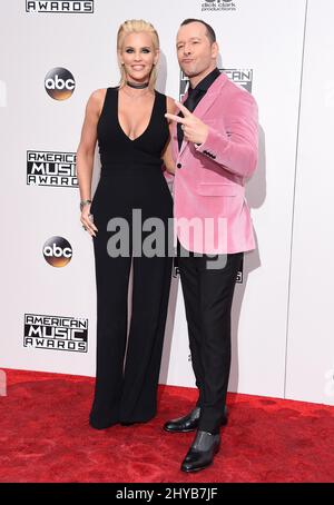 Jenny McCarthy, Donnie Wahlberg arrive pour les American Music Awards 44th qui se tiennent au Microsoft Theatre de Los Angeles, aux États-Unis Banque D'Images