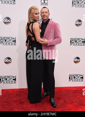 Jenny McCarthy, Donnie Wahlberg arrive pour les American Music Awards 44th qui se tiennent au Microsoft Theatre de Los Angeles, aux États-Unis Banque D'Images