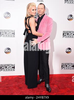 Jenny McCarthy, Donnie Wahlberg arrive pour les American Music Awards 44th qui se tiennent au Microsoft Theatre de Los Angeles, aux États-Unis Banque D'Images